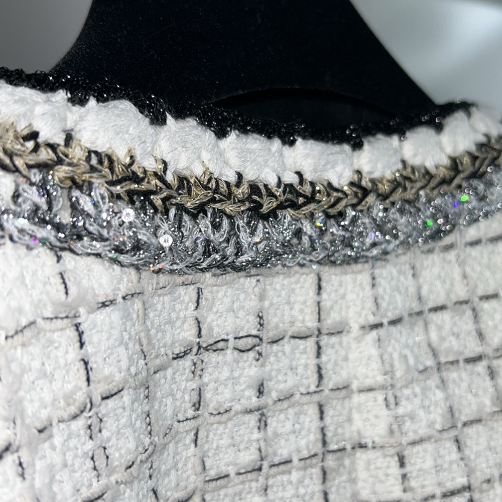 Chanel tweed jacket. 38. Fits XS. - Picture 9 of 13